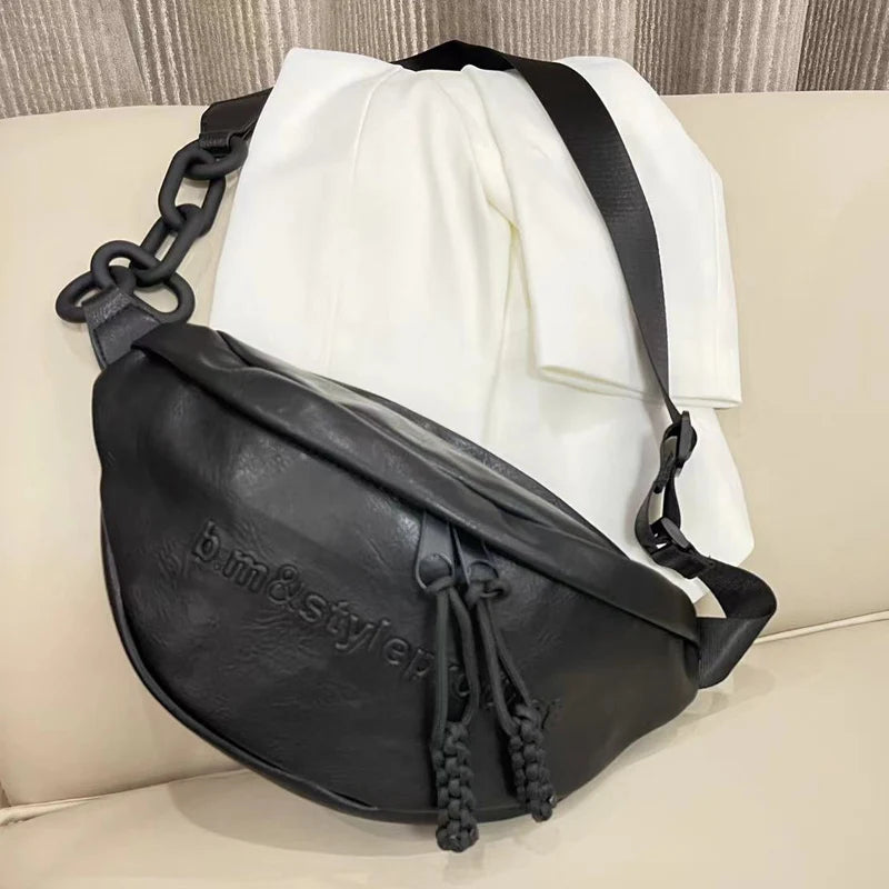 Bauchtasche für Damen und Herren ⎜ Trendige Umhängetasche aus Lederoptik mit Zierkette und breitem Schultergurt