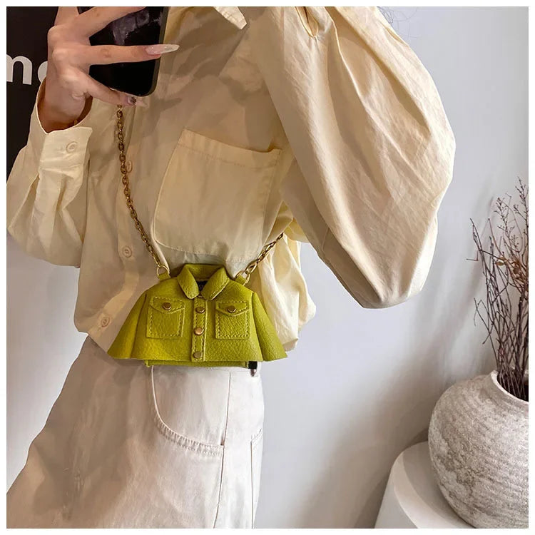 Mini Umhängetasche für Damen ⎜ Kreative Schultertasche in Jackenform mit Kette für Lippenstift und Essentials