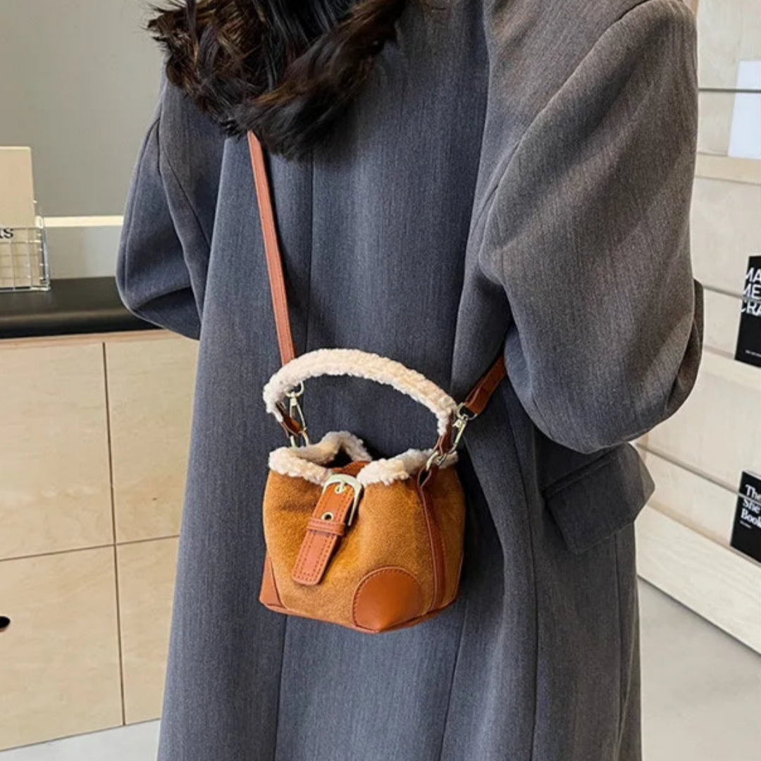 Umhängetasche für Damen ⎜ Kuschelige Handtasche mit Plüschbesatz und verstellbarem Riemen für kalte Tage