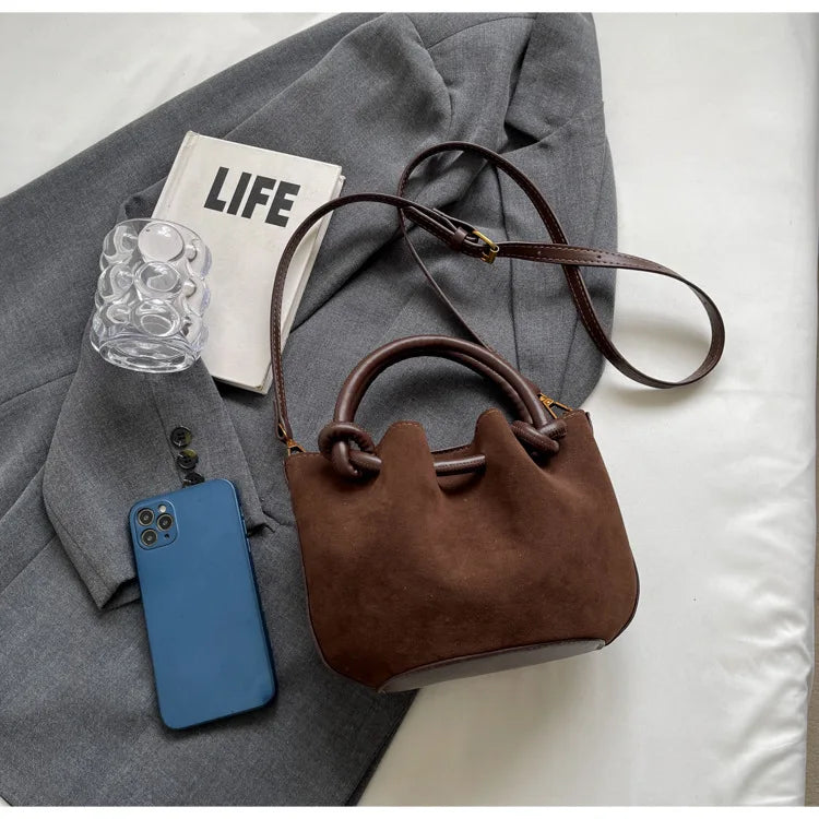 Crossbody Tasche im Vintage-Stil ⎜ Kleine Umhängetasche für Damen aus Weichem Wildleder mit Kurzgriff und Riemen