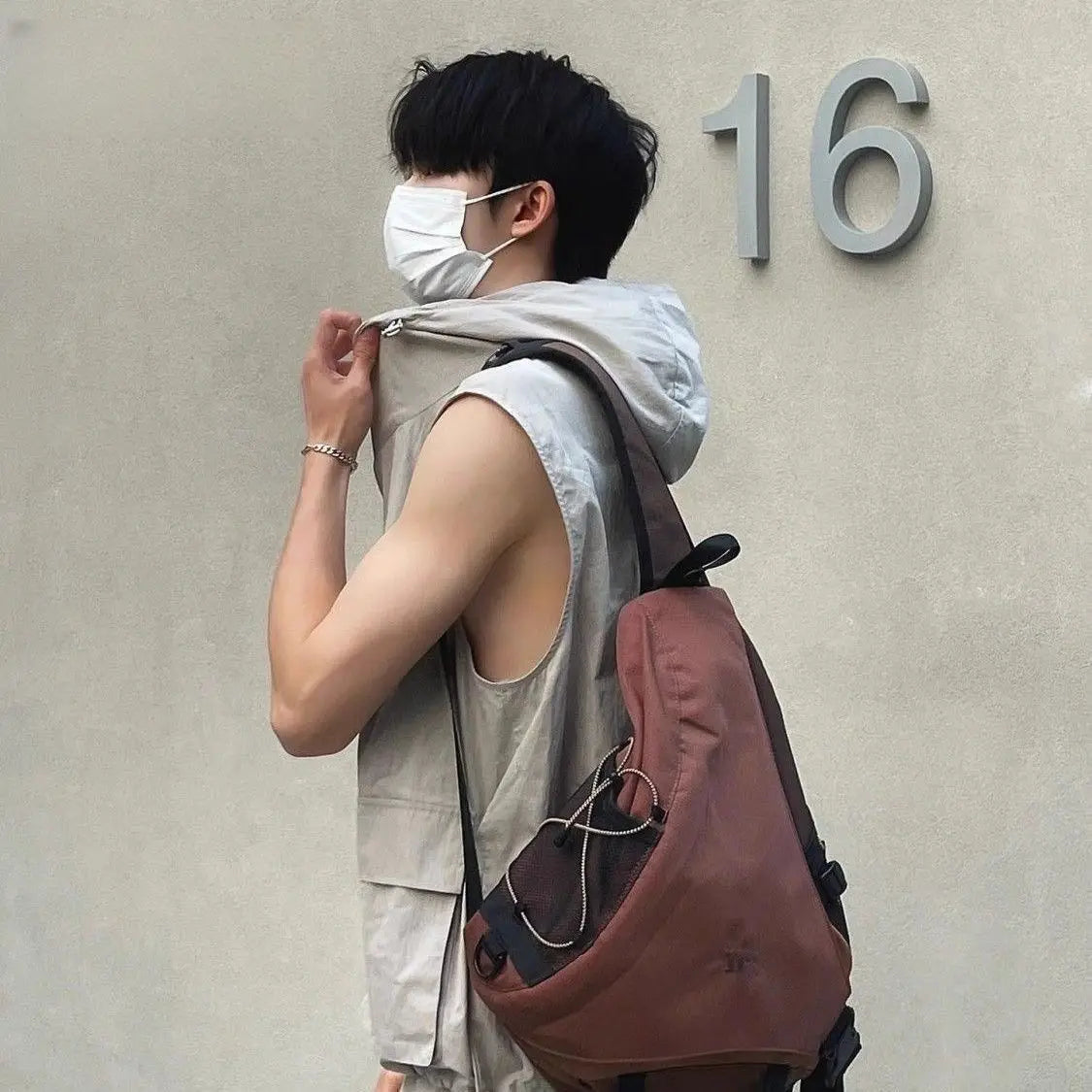 Crossbody Rucksack für Outdoor-Aktivitäten ⎜ Wasserdichte Schultertasche im Retro-Stil mit Viel Stauraum und Flaschenhalter