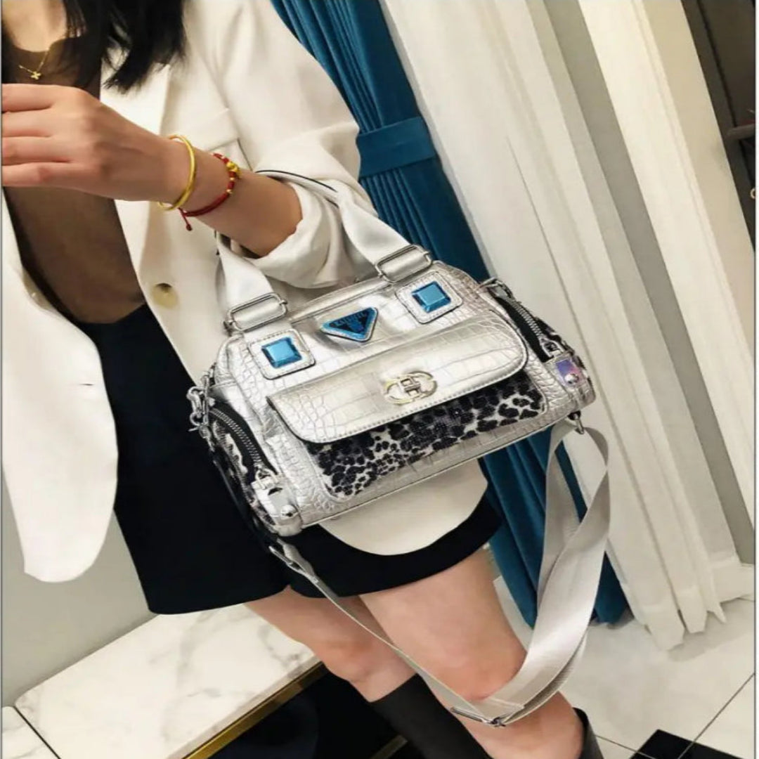 Umhängetasche für Damen ⎜ Glänzende Schultertasche mit Kroko-Prägung und Leopardenmuster für modische Auftritte