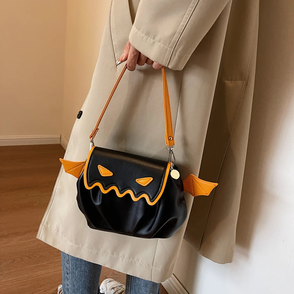 Umhängetasche für Damen ⎜ Verspielte Cloud-Bag mit Falten-Design und kontrastfarbenen Flügel-Details für besondere Anlässe