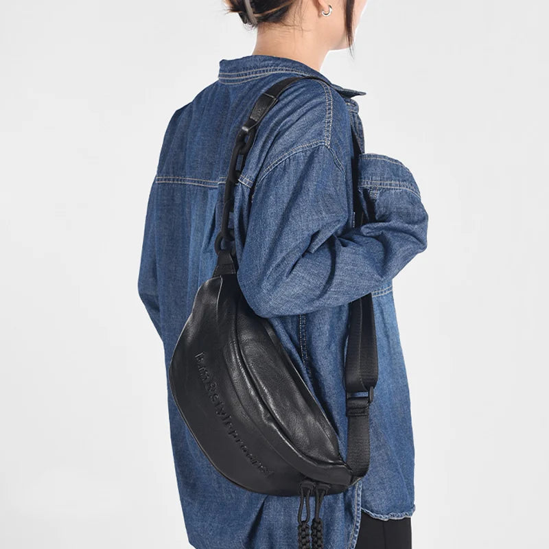 Bauchtasche für Damen und Herren ⎜ Trendige Umhängetasche aus Lederoptik mit Zierkette und breitem Schultergurt