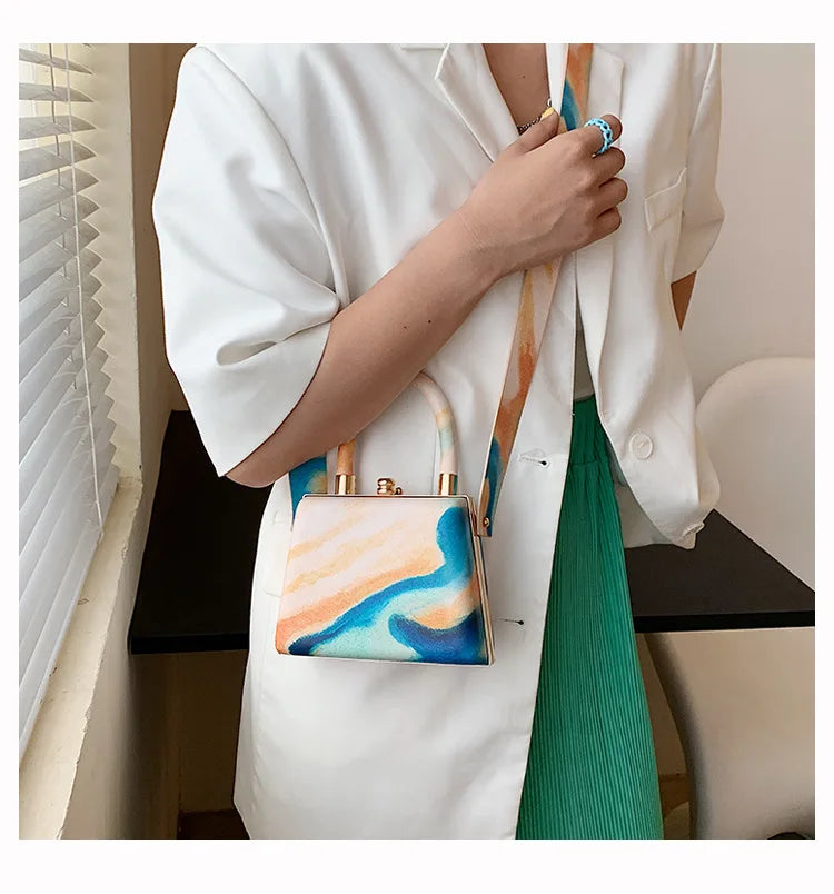 Damen Clip-Handtasche in Kontrastfarben ⎜ Elegante Mini-Tasche mit Bügelverschluss und kurzem Tragegriff