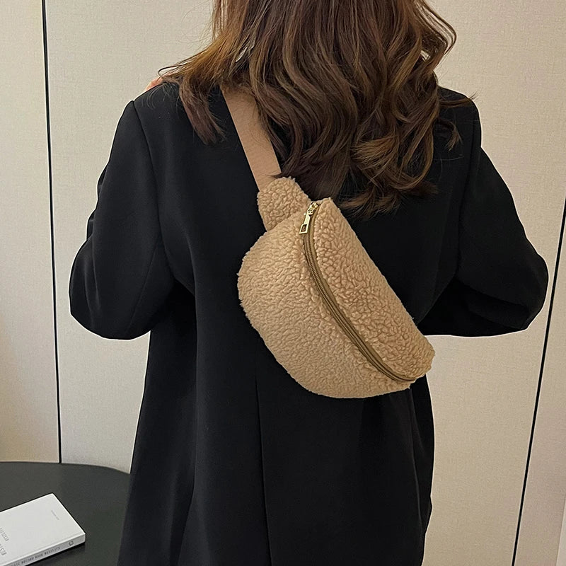 Umhängetasche für Damen ⎜ Kuschelige Lammwoll-Tasche im lässigen Design mit verstellbarem Gurt