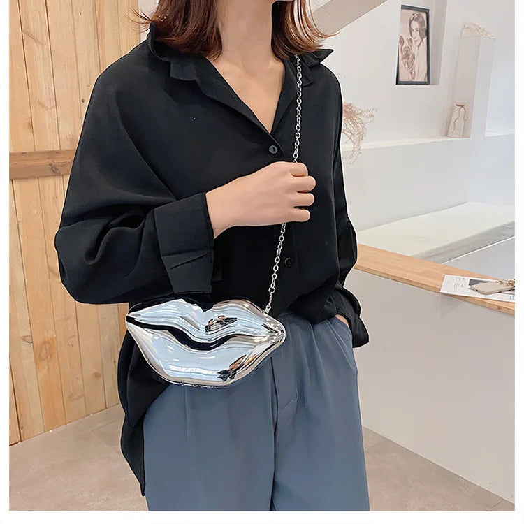Damen Umhängetasche mit Kette ⎜ Glänzende Schultertasche in Lippenform für Partys und besondere Anlässe