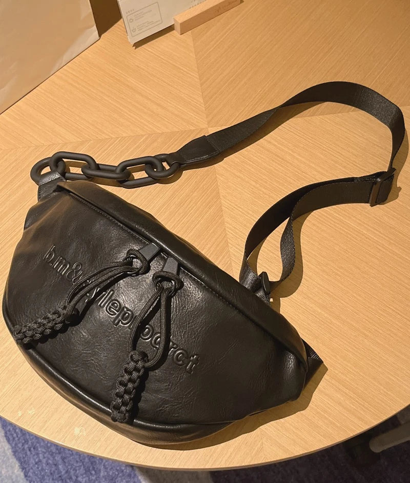 Bauchtasche für Damen und Herren ⎜ Trendige Umhängetasche aus Lederoptik mit Zierkette und breitem Schultergurt