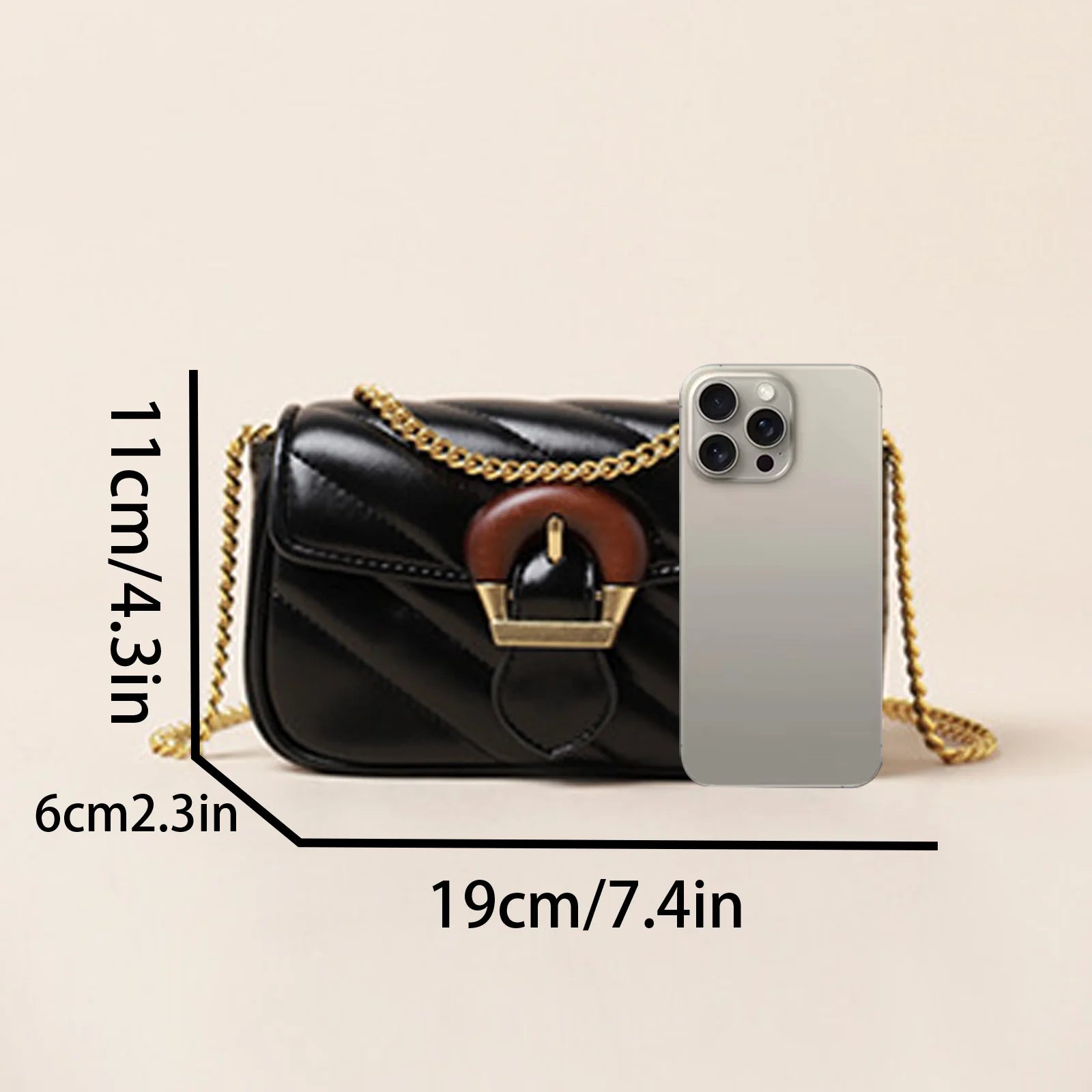 Umhängetasche für Damen ⎜ Gestepptes Mini-Bag mit Kettengurt und dekorativer Schnalle für Ausgehen und Alltag