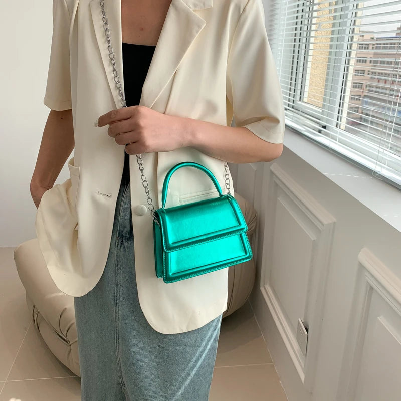 Damen Umhängetasche in Metallic-Optik ⎜ Kleine Handtasche mit Kette für Party und Alltag