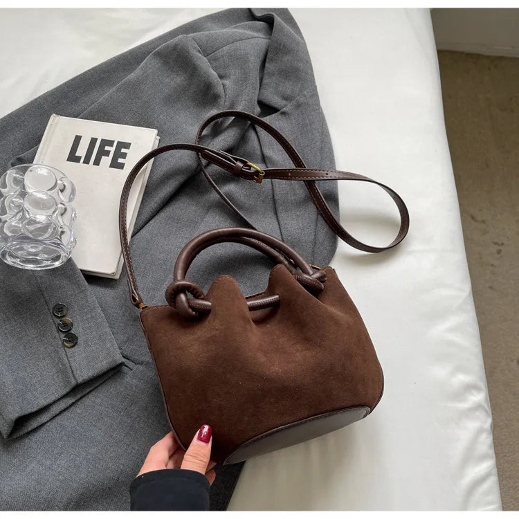 Crossbody Tasche im Vintage-Stil ⎜ Kleine Umhängetasche für Damen aus Weichem Wildleder mit Kurzgriff und Riemen