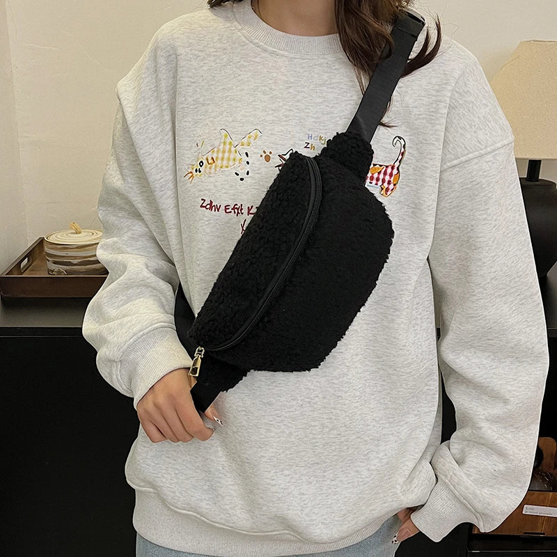 Umhängetasche für Damen ⎜ Kuschelige Lammwoll-Tasche im lässigen Design mit verstellbarem Gurt