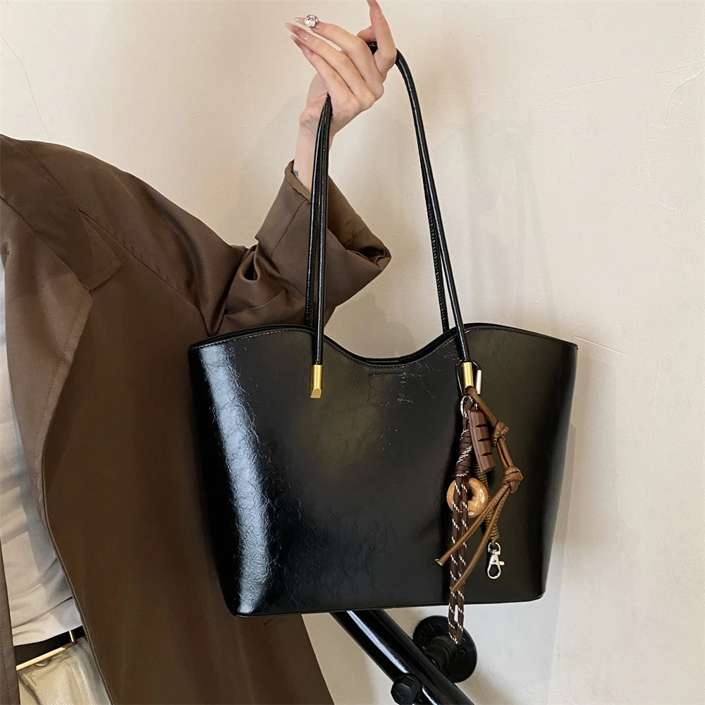 Damen Schultertasche in Lederoptik ⎜ Geräumige Alltagstasche mit Retro-Design und praktischer Innenaufteilung