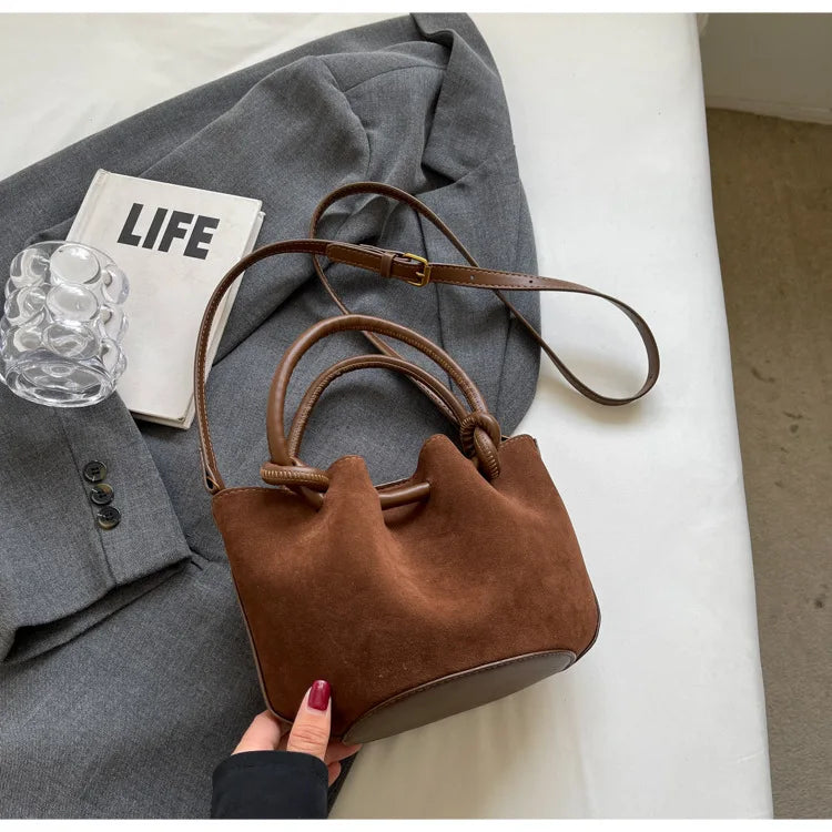 Crossbody Tasche im Vintage-Stil ⎜ Kleine Umhängetasche für Damen aus Weichem Wildleder mit Kurzgriff und Riemen