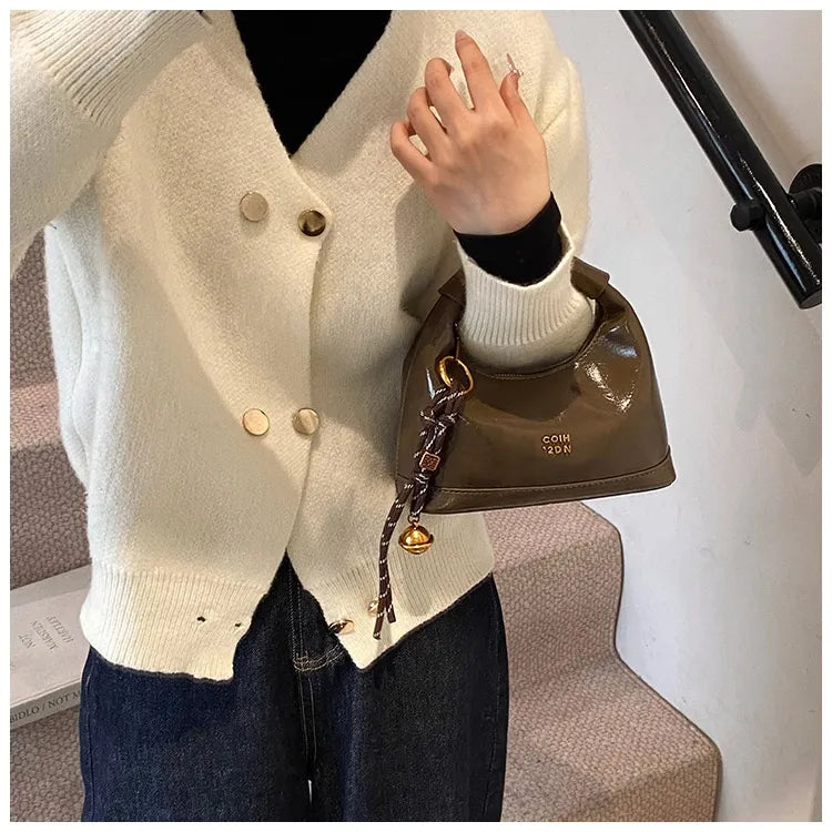 Umhängetasche für Damen ⎜ Modische Handtasche mit goldenen Akzenten und verstellbarem Trageriemen