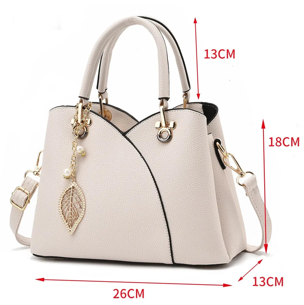 Elegante Damentasche ⎜ Vielseitige Handtasche mit goldenen Akzenten und stilvollem Blattanhänger