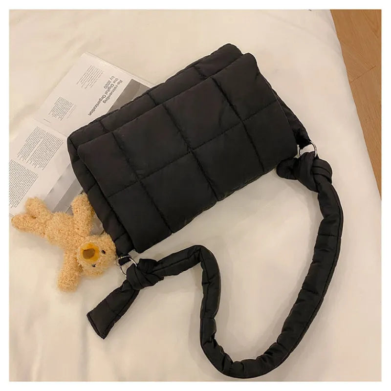 Umhängetasche für Damen ⎜ Gepolsterte Schultertasche im Steppdesign mit breitem Träger für Alltag und Freizeit