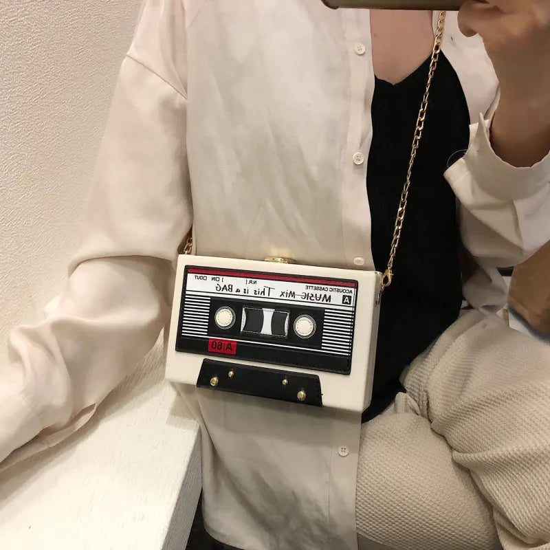 Abendtasche für Damen ⎜ Stylische Clutch in Kassettenform mit Kettenträger und auffälligem Retro-Design