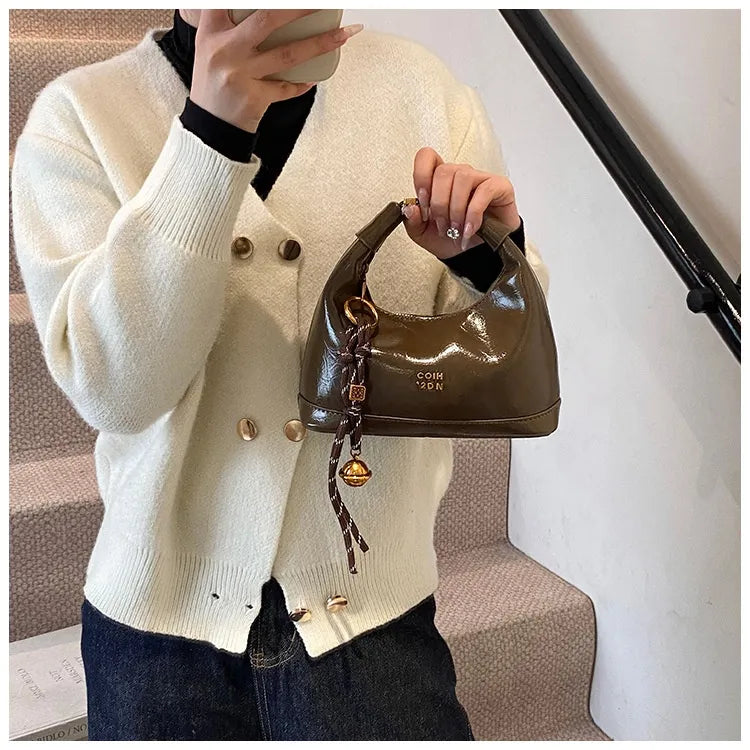Umhängetasche für Damen ⎜ Modische Handtasche mit goldenen Akzenten und verstellbarem Trageriemen