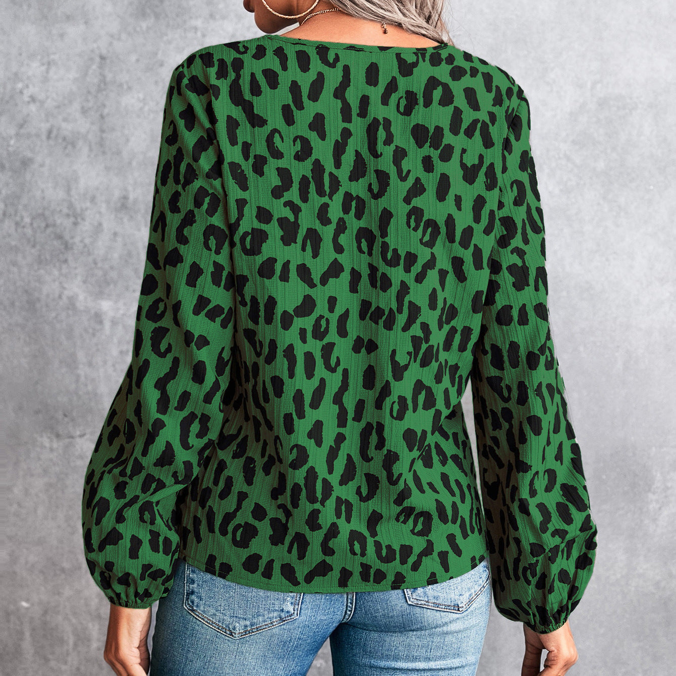 Edith - Bluse mit Leopardenmuster und V-Ausschnitt