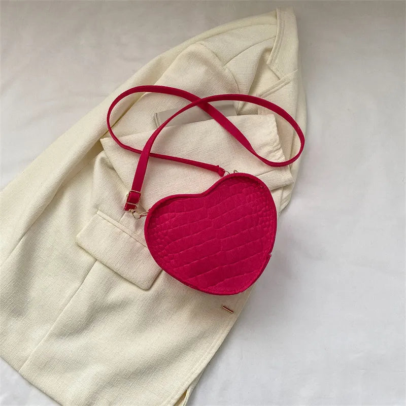 Umhängetasche für Damen ⎜ Gepolsterte Schultertasche in Herzform mit Reißverschluss für Alltag und Freizeit