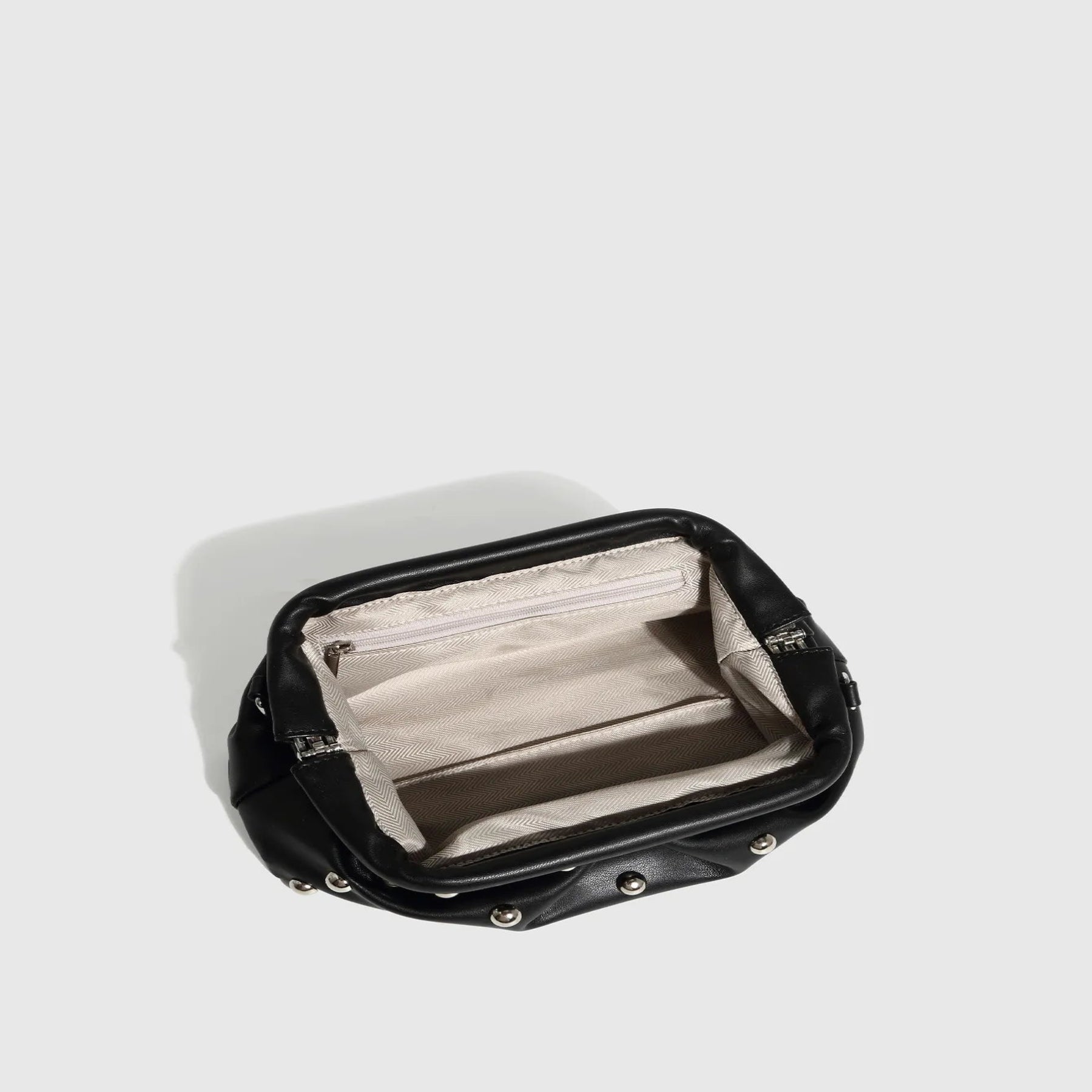 Umhängetasche für Damen ⎜ Gefaltete Handtasche mit Kettenriemen und Nieten für stylische Alltagslooks