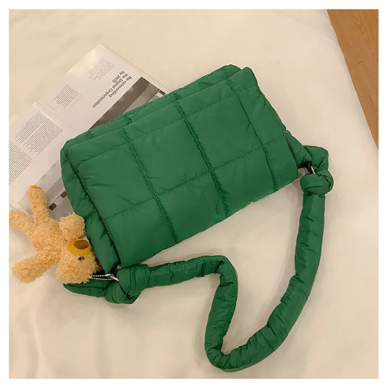 Umhängetasche für Damen ⎜ Gepolsterte Schultertasche im Steppdesign mit breitem Träger für Alltag und Freizeit