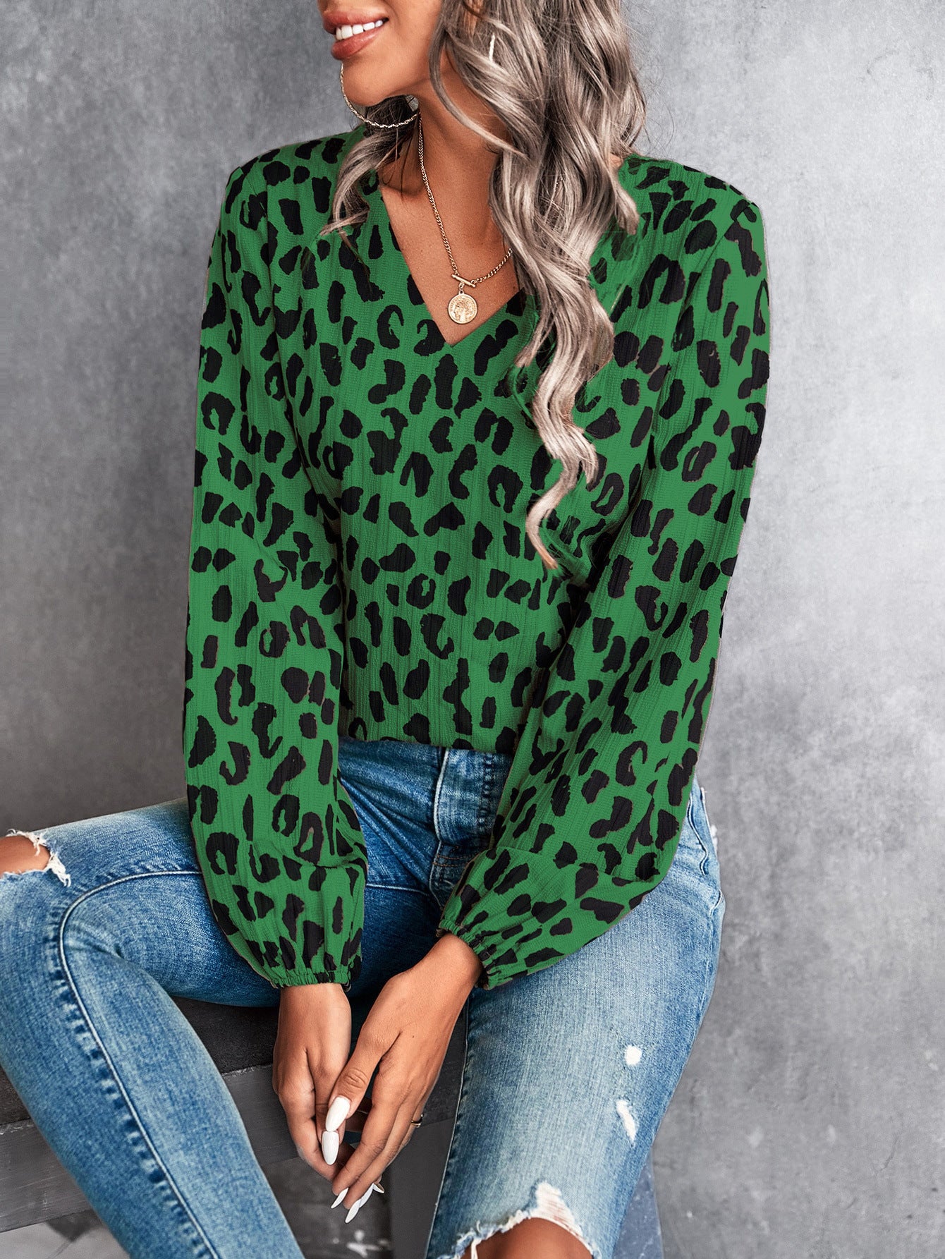 Edith - Bluse mit Leopardenmuster und V-Ausschnitt
