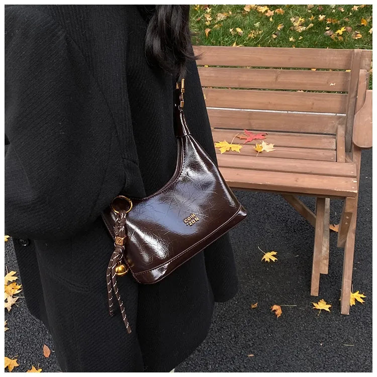 Umhängetasche für Damen ⎜ Modische Handtasche mit goldenen Akzenten und verstellbarem Trageriemen