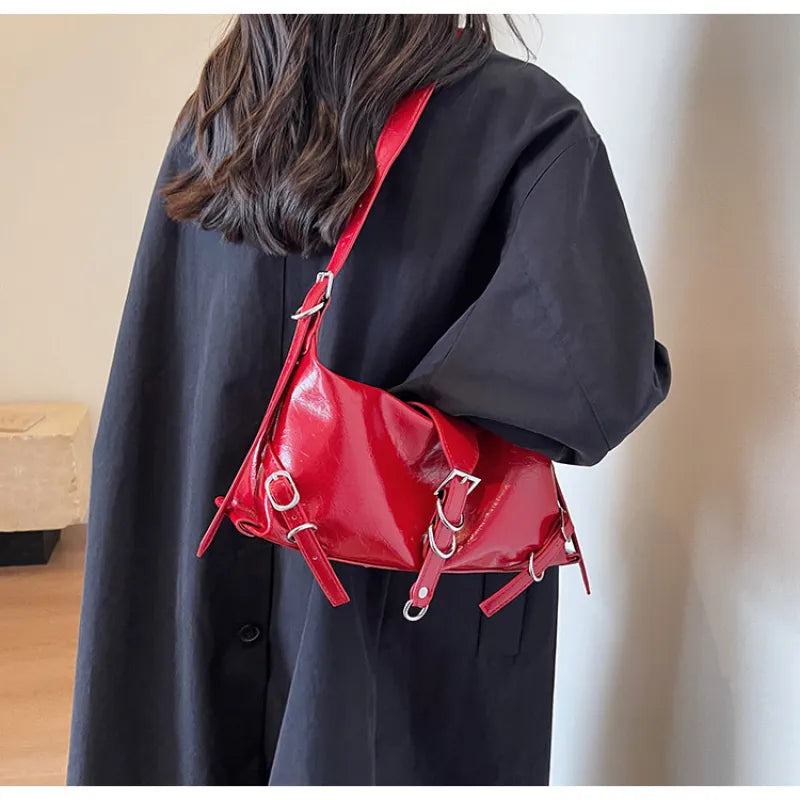 Schultertasche für Damen ⎜ Modische Underarm-Bag aus Lackleder mit Schnallen und großem Stauraum für den Alltag