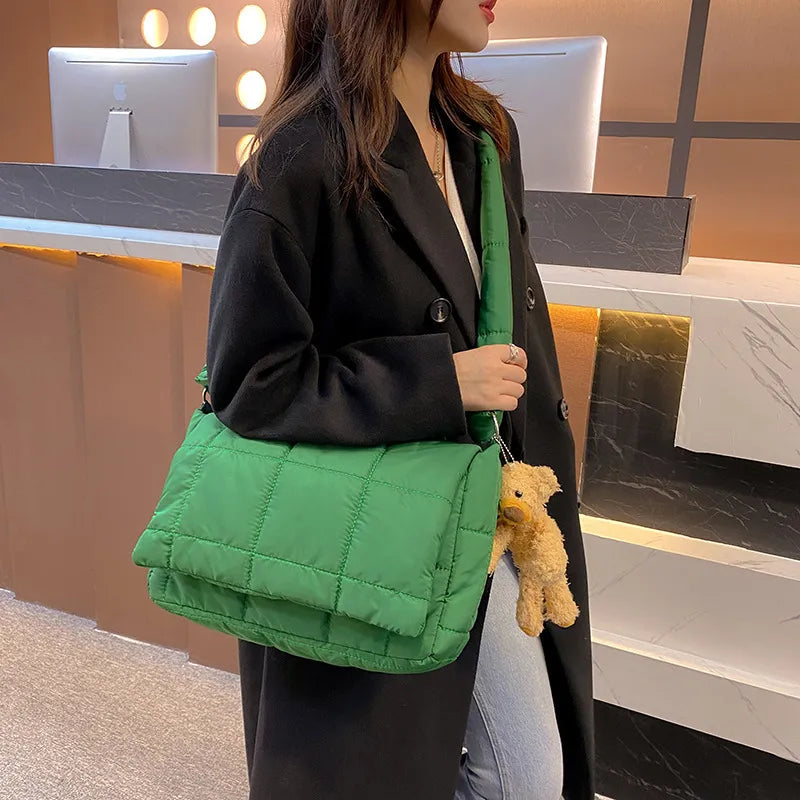 Umhängetasche für Damen ⎜ Gepolsterte Schultertasche im Steppdesign mit breitem Träger für Alltag und Freizeit