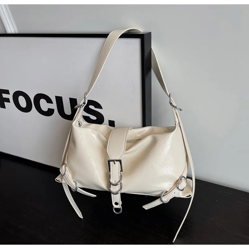 Schultertasche für Damen ⎜ Modische Underarm-Bag aus Lackleder mit Schnallen und großem Stauraum für den Alltag
