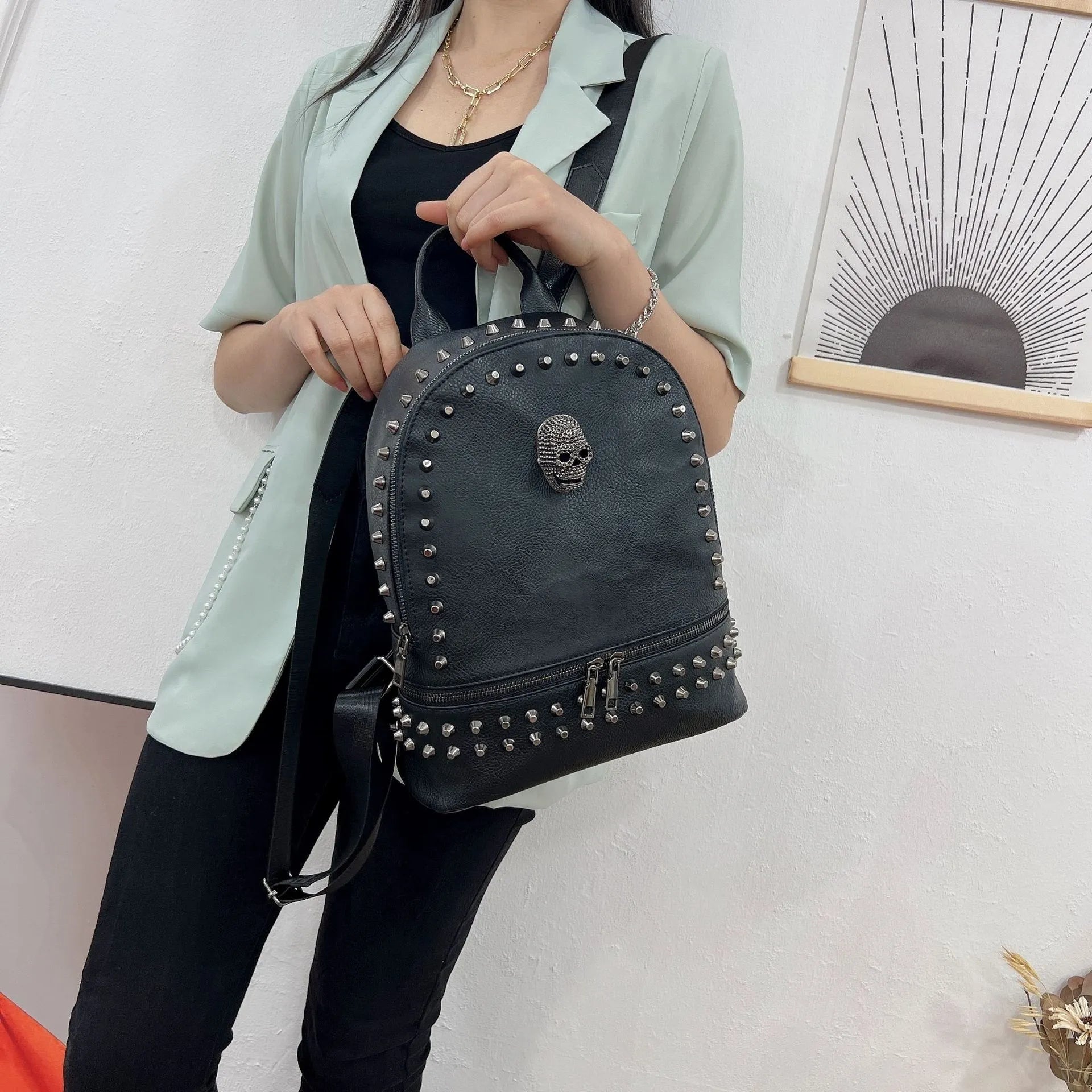 Damen Rucksack im Punk-Stil ⎜ Modischer Leder-Rucksack mit Nieten und Totenkopf-Details