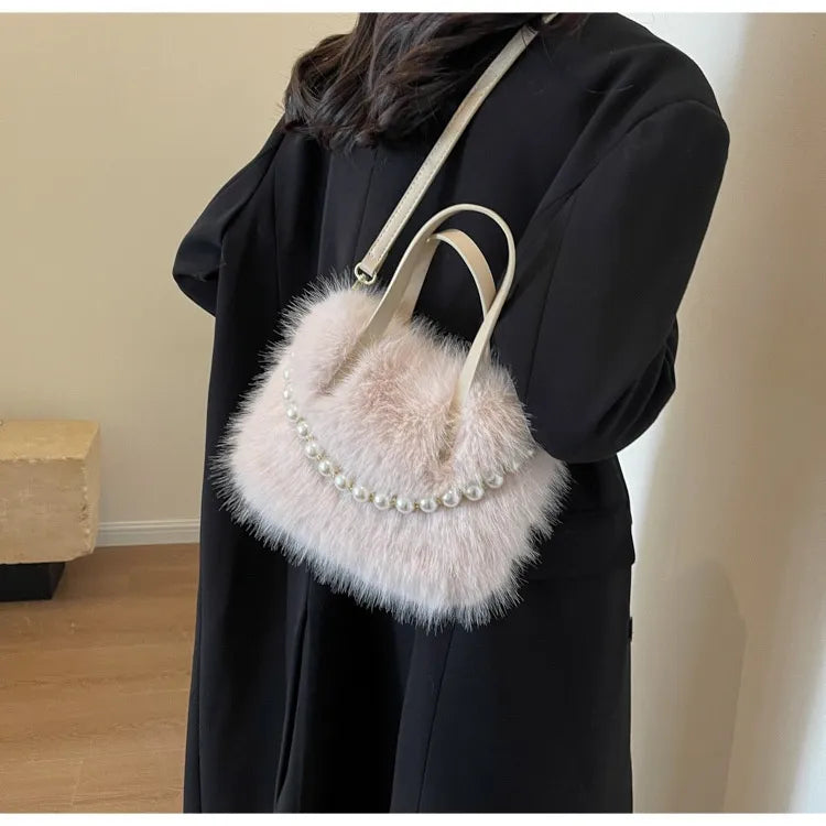Umhängetasche für Damen ⎜ Flauschige Wintertasche mit Perlendekor und Tragegriff für Alltag und Events