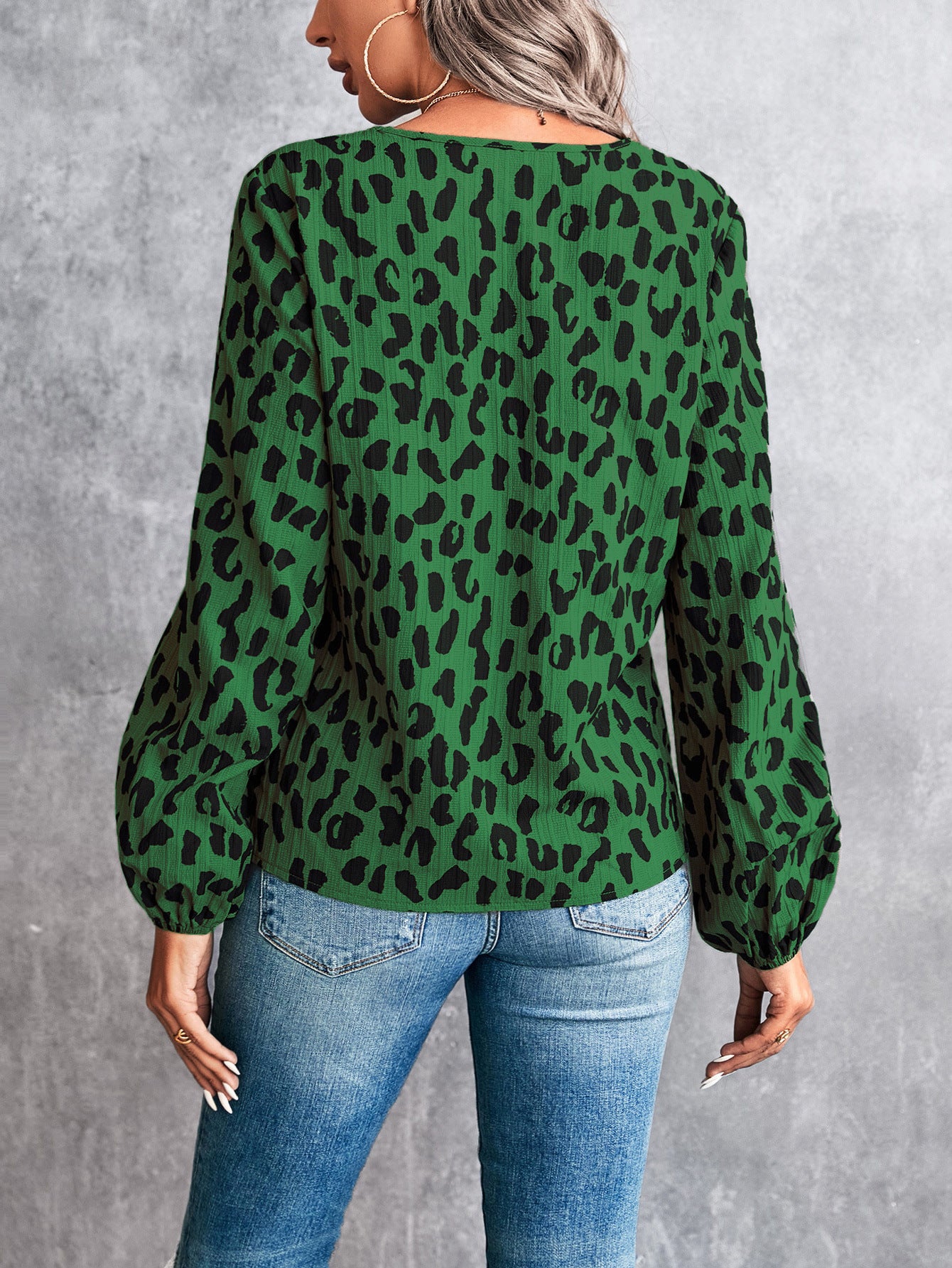 Edith - Bluse mit Leopardenmuster und V-Ausschnitt