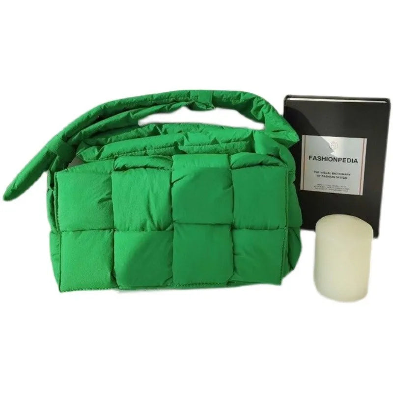 Umhängetasche für Damen ⎜ Gepolsterte Schultertasche im Flechtdesign mit weichem Tragegefühl für Alltag und Freizeit