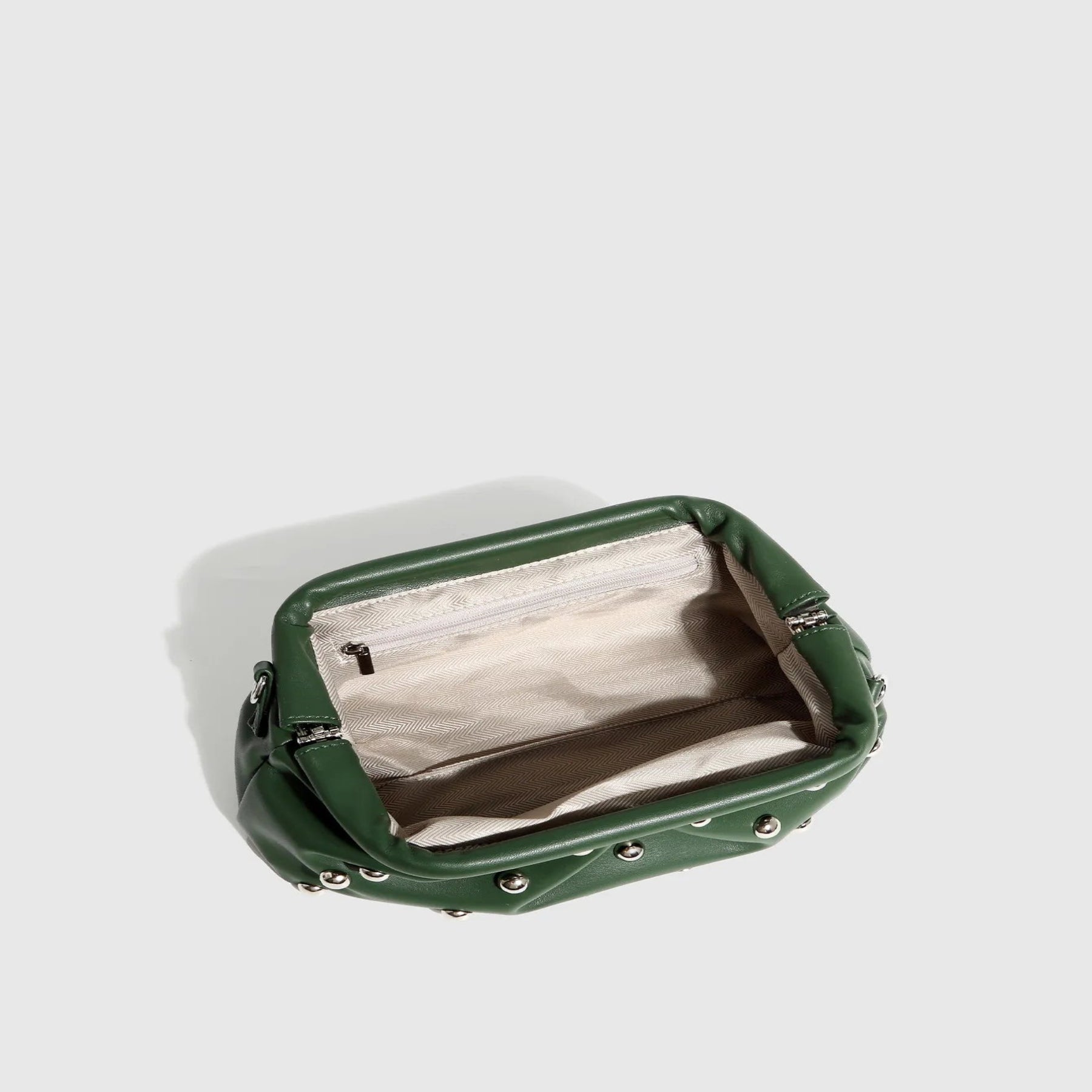 Umhängetasche für Damen ⎜ Gefaltete Handtasche mit Kettenriemen und Nieten für stylische Alltagslooks