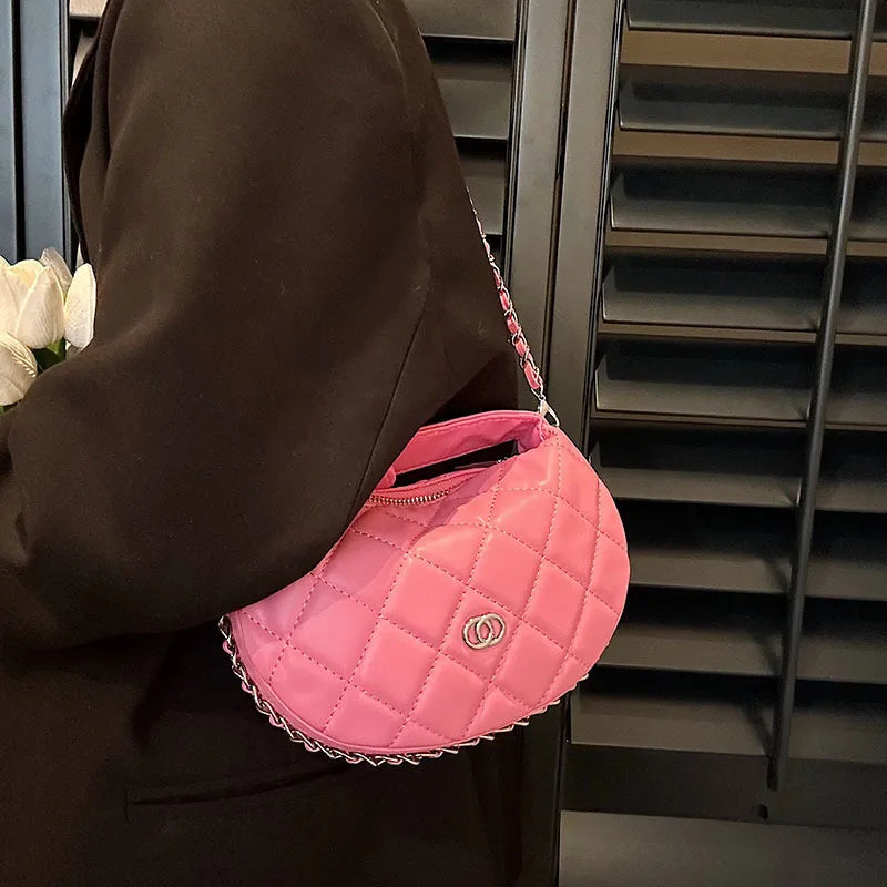 Umhängetasche für Damen ⎜ Gestepptes Halbmond-Design mit Kettengurt für elegante Sommer-Looks
