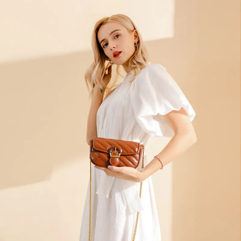 Umhängetasche für Damen ⎜ Gestepptes Mini-Bag mit Kettengurt und dekorativer Schnalle für Ausgehen und Alltag