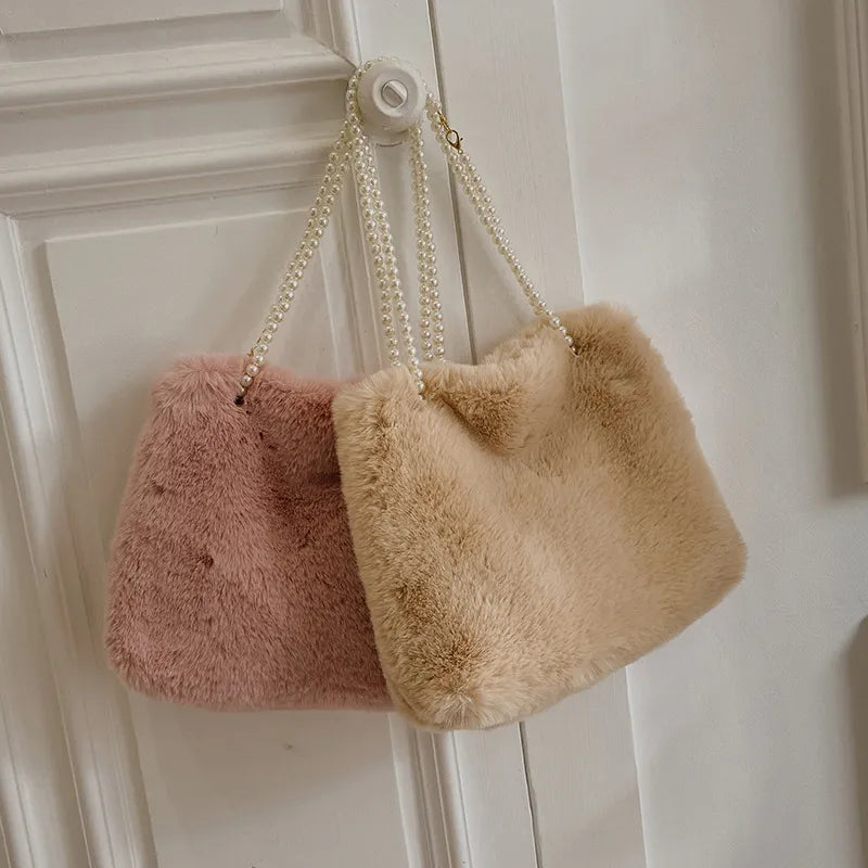 Umhängetasche für Damen ⎜ Weiche Plüsch-Tasche mit Perlenkette und großzügigem Stauraum für elegante Auftritte