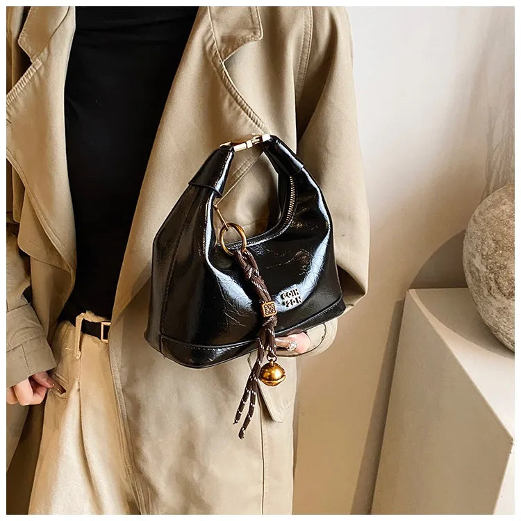 Umhängetasche für Damen ⎜ Modische Handtasche mit goldenen Akzenten und verstellbarem Trageriemen