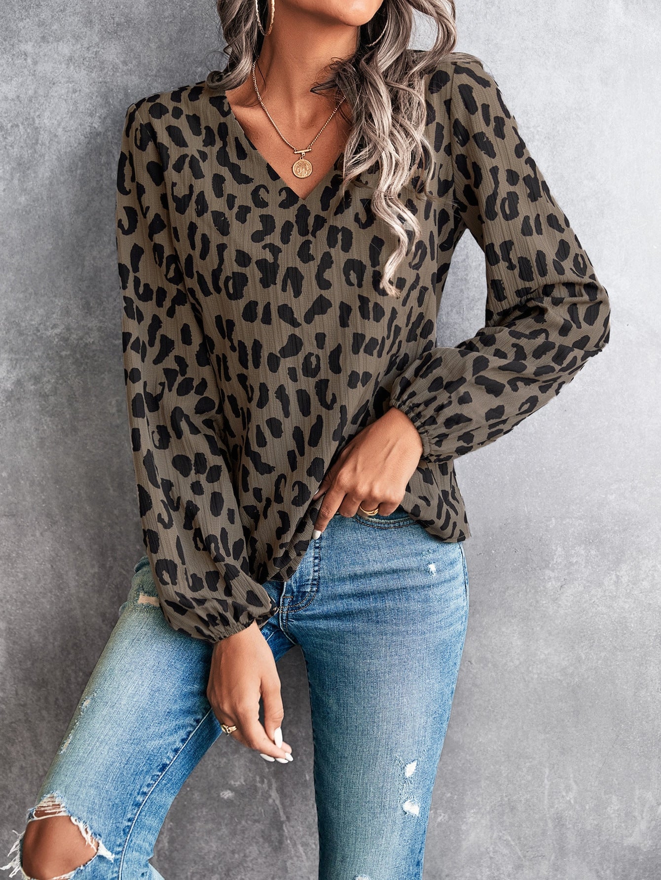 Edith - Bluse mit Leopardenmuster und V-Ausschnitt