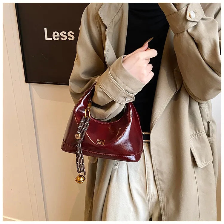 Umhängetasche für Damen ⎜ Modische Handtasche mit goldenen Akzenten und verstellbarem Trageriemen