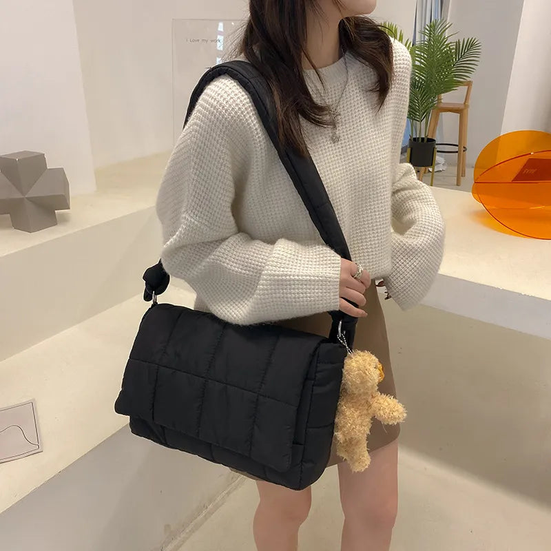 Umhängetasche für Damen ⎜ Gepolsterte Schultertasche im Steppdesign mit breitem Träger für Alltag und Freizeit