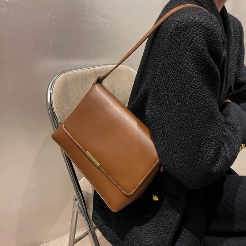 Umhängetasche für Damen ⎜ Elegante Schultertasche in Lederoptik mit Klappverschluss für Büro und Alltag
