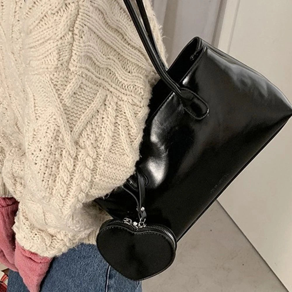 Damentasche mit Anhänger ⎜ Geräumige Schultertasche aus glänzendem Kunstleder mit Herz-Münzfach