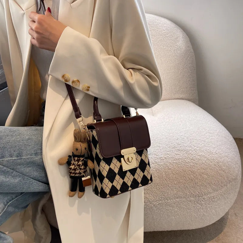 Umhängetasche für Damen ⎜ Kompakte Tasche mit Karomuster und Drehverschluss im eleganten Retro-Design