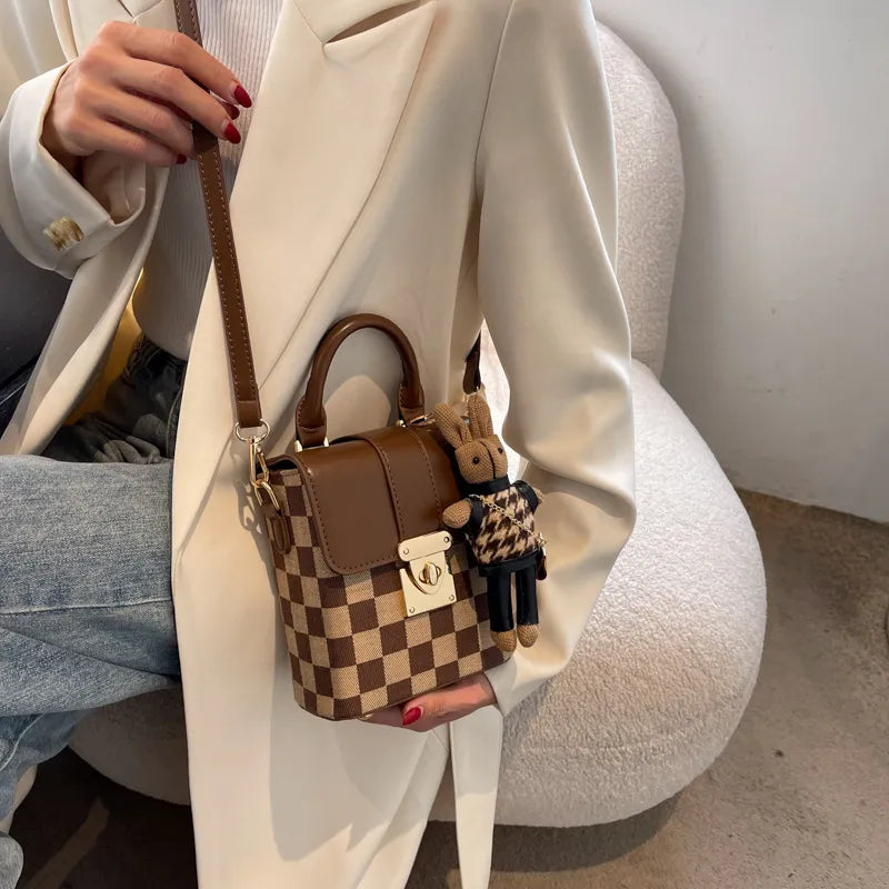 Umhängetasche für Damen ⎜ Kompakte Tasche mit Karomuster und Drehverschluss im eleganten Retro-Design