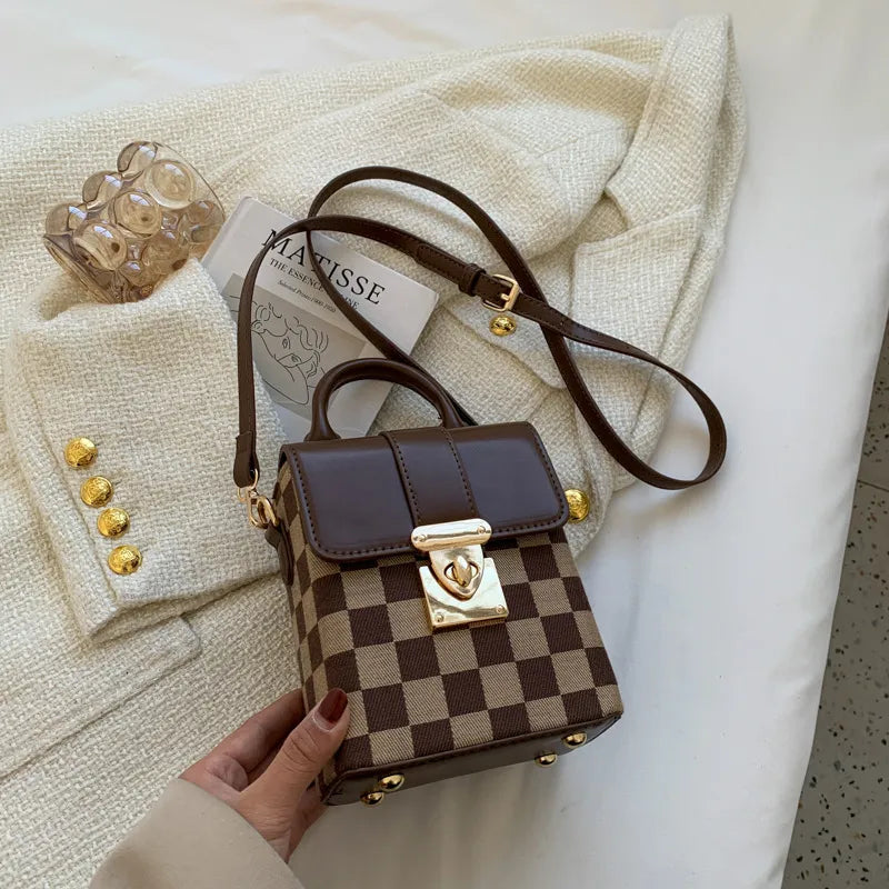 Umhängetasche für Damen ⎜ Kompakte Tasche mit Karomuster und Drehverschluss im eleganten Retro-Design