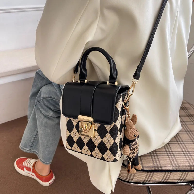 Umhängetasche für Damen ⎜ Kompakte Tasche mit Karomuster und Drehverschluss im eleganten Retro-Design